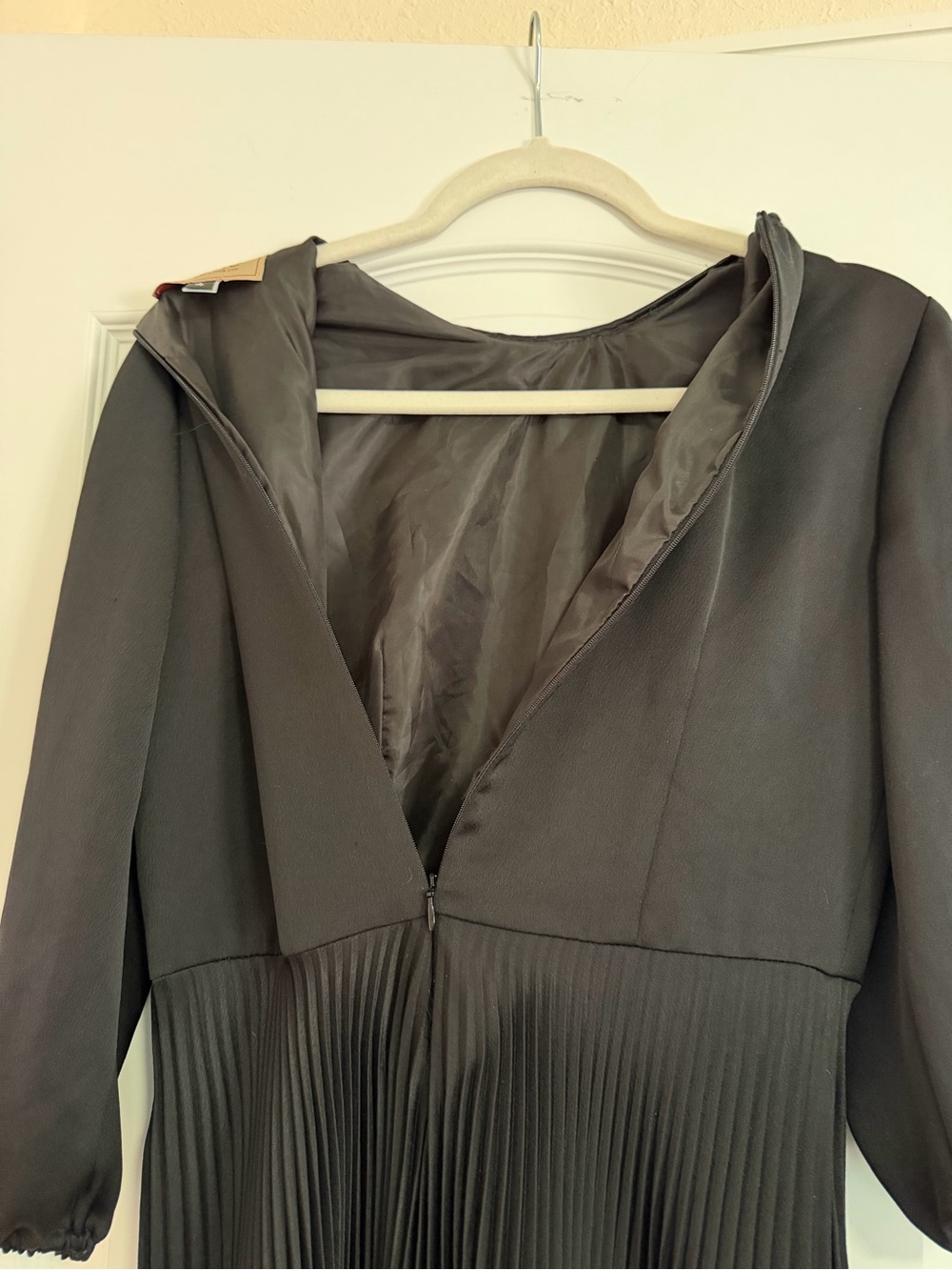 Carrie (Made in New York City) Pleated Midi Dress - Size 4 - Picture 7 of 7